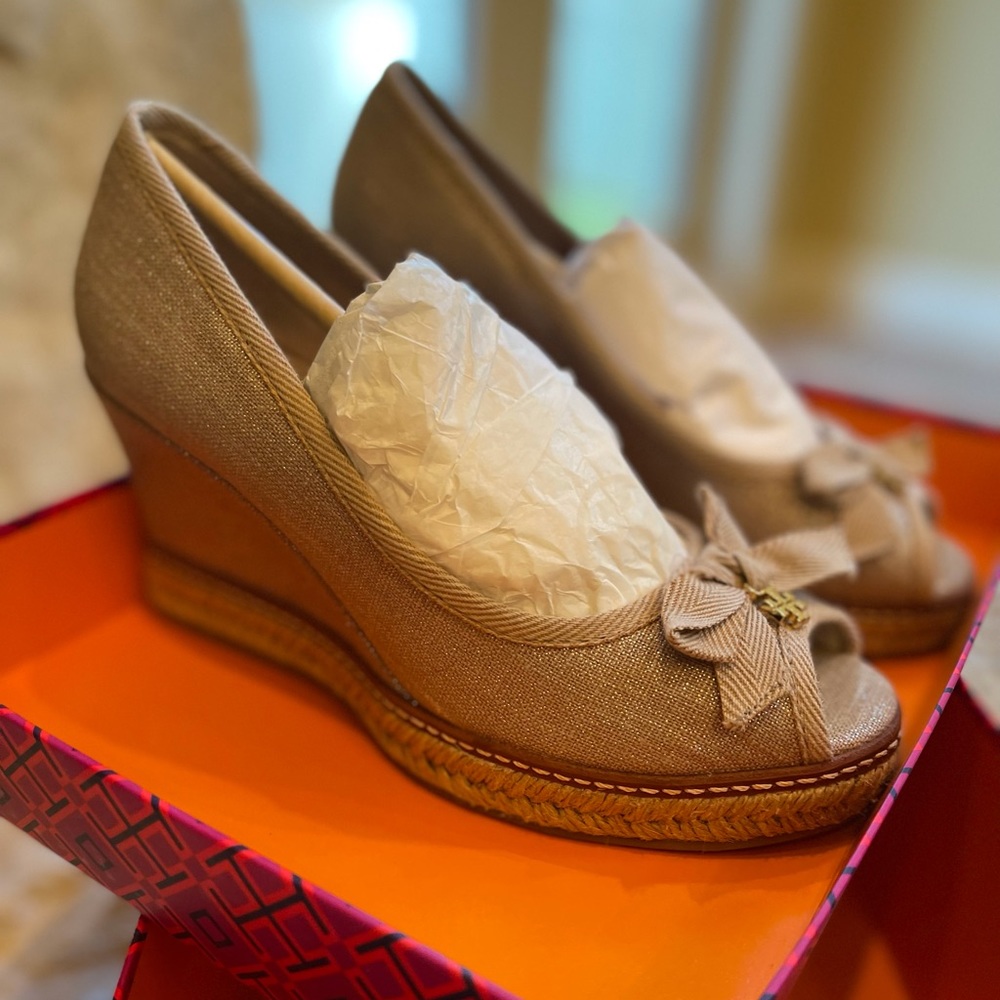 Tory Burch Beige & Metallic Wedges